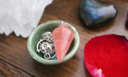 DYING TO KNOW PODCAST–CRYSTALS: BELIEFS & TRADITIONS–WITH KATIE NOVAK